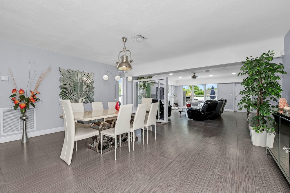 Stunning and Spacious 4 3 5 House in Hollywood Beach With Pool and Patio view 3