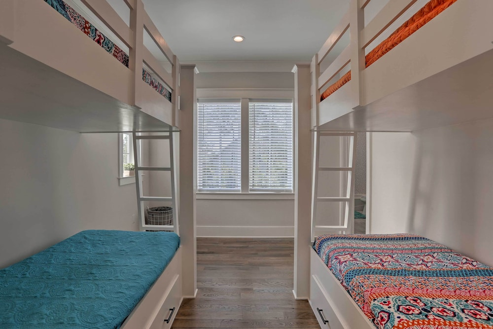 Family-friendly Santa Rosa Home: Walk to Beach!