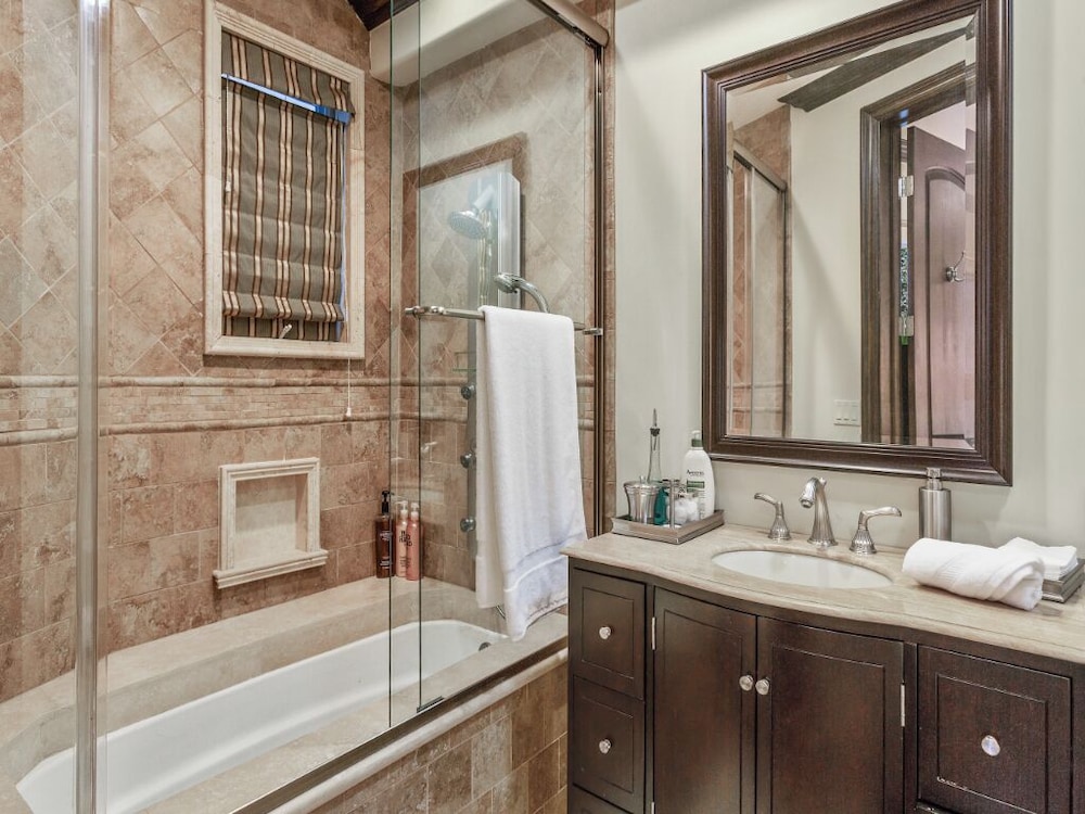 Robmar Mansion - Beverly Hills Mediterranean Estate With Pool & Sport Court