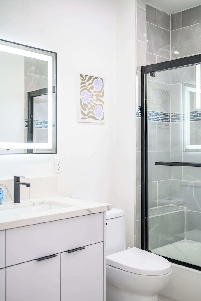 Not Affected by the Fire/modern 5BR Home With Parking, Near LA Attractions #4