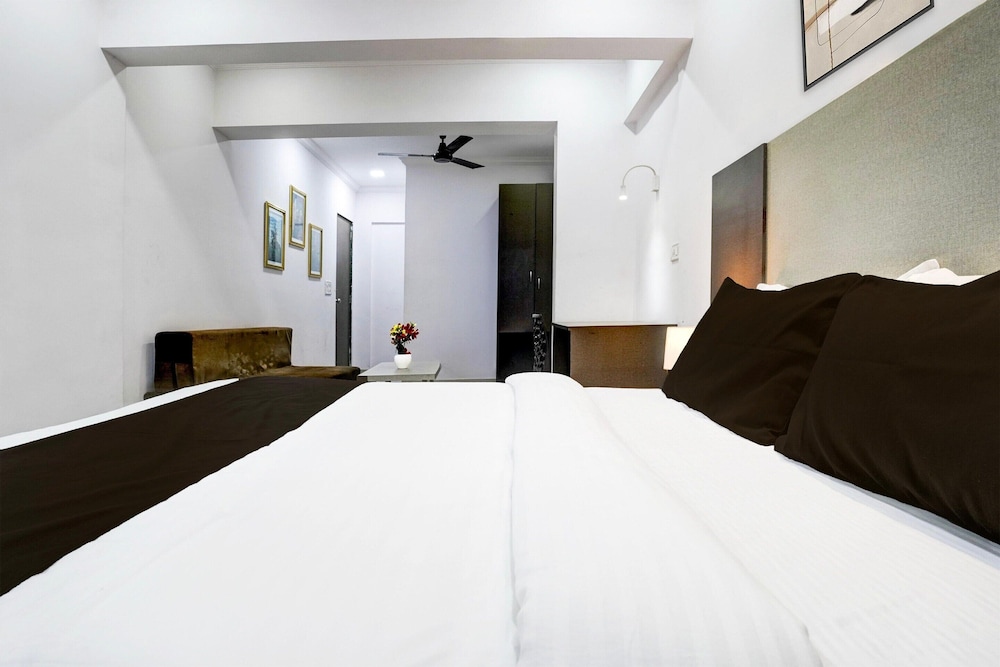 Cozy Deluxe Room Near Juhu Beach Mumbai