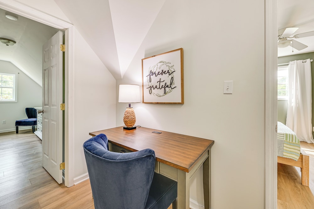 Pool, Lake Views, Dock & More: Mt Vernon Getaway