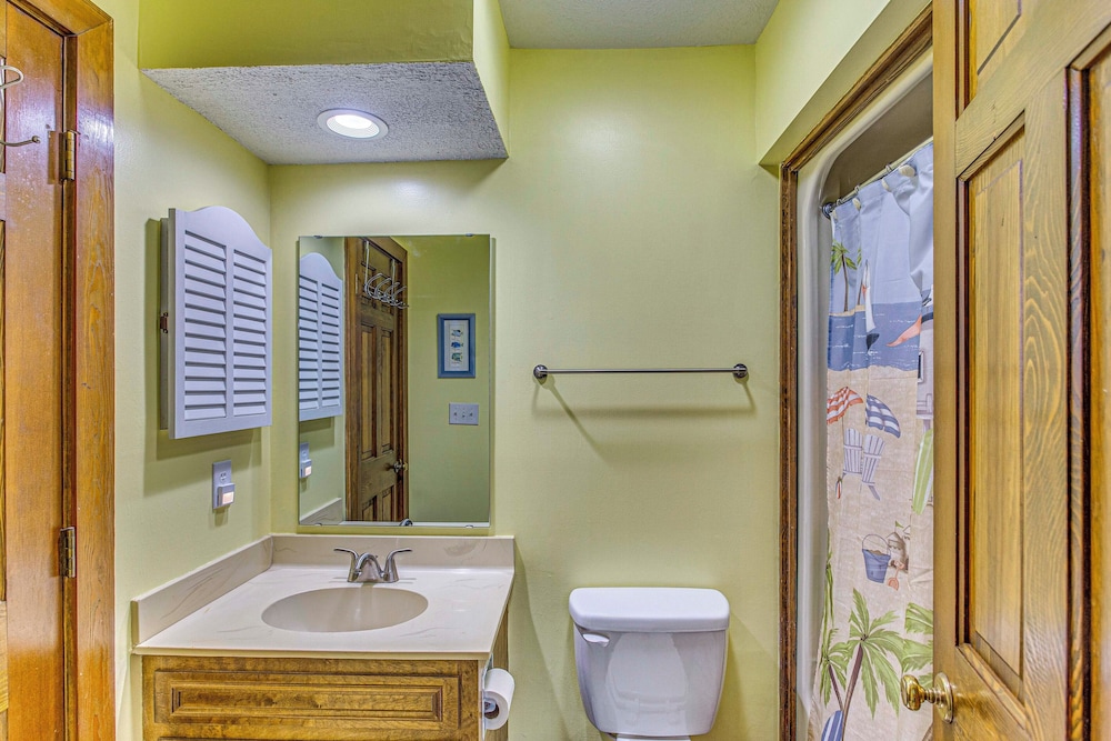 Walk to Ocean: Condo w/ 3 Pools in Myrtle Beach