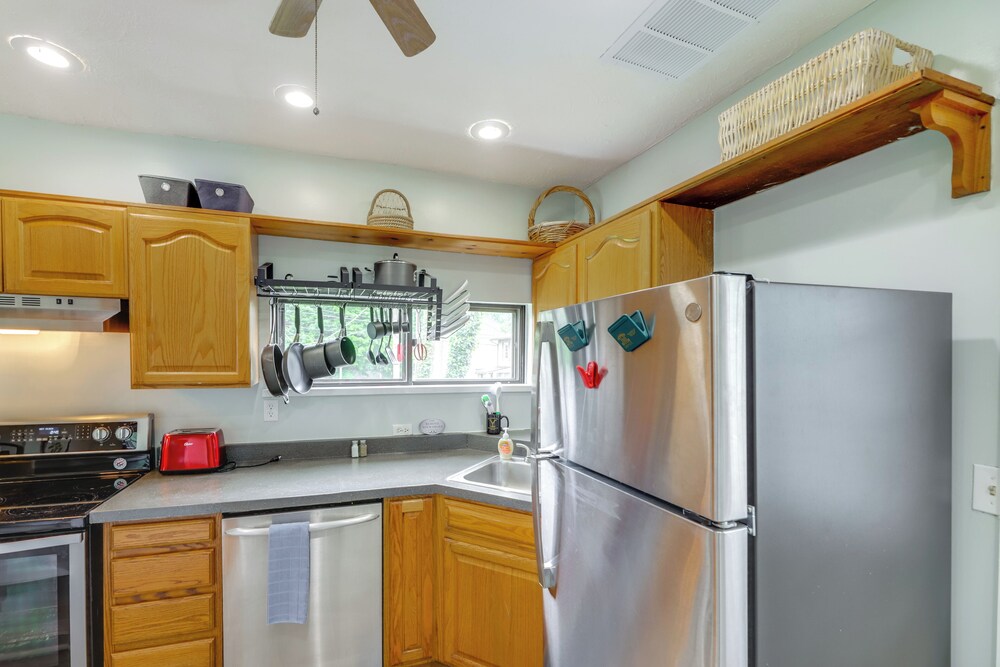 3 Mi to Dtwn: Dog-friendly Retreat in Dayton