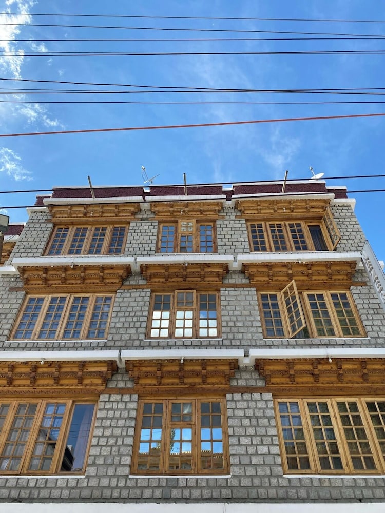 Nezer Hostel & Roof Top Cafe