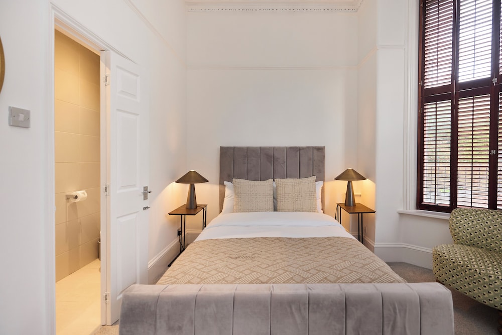 Hampstead Parkside Apartment