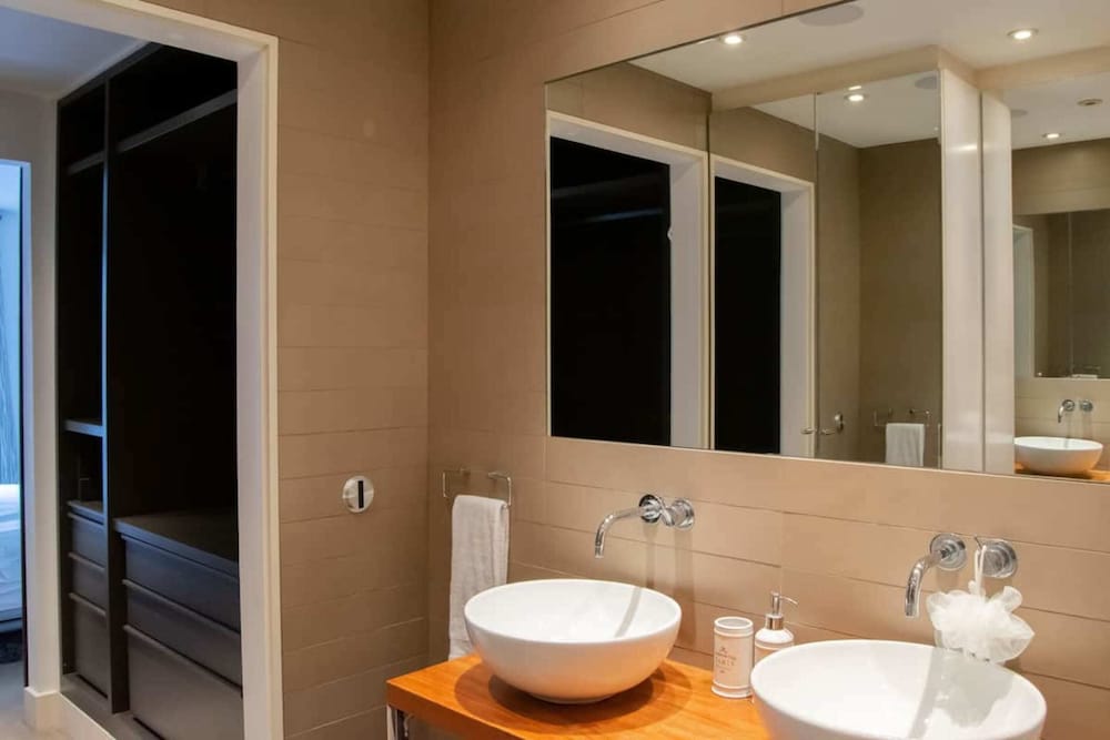 Modern 2 Bedroom With Balcony Near Oxford Street