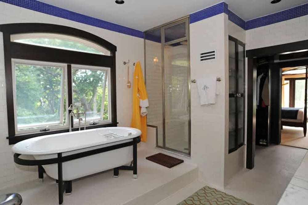 Bluffside Cove by Rove Beachfront w Pool Sauna