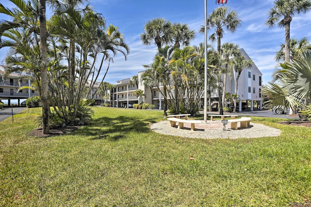 Beachfront Englewood Condo w/ Community Pool! view 3