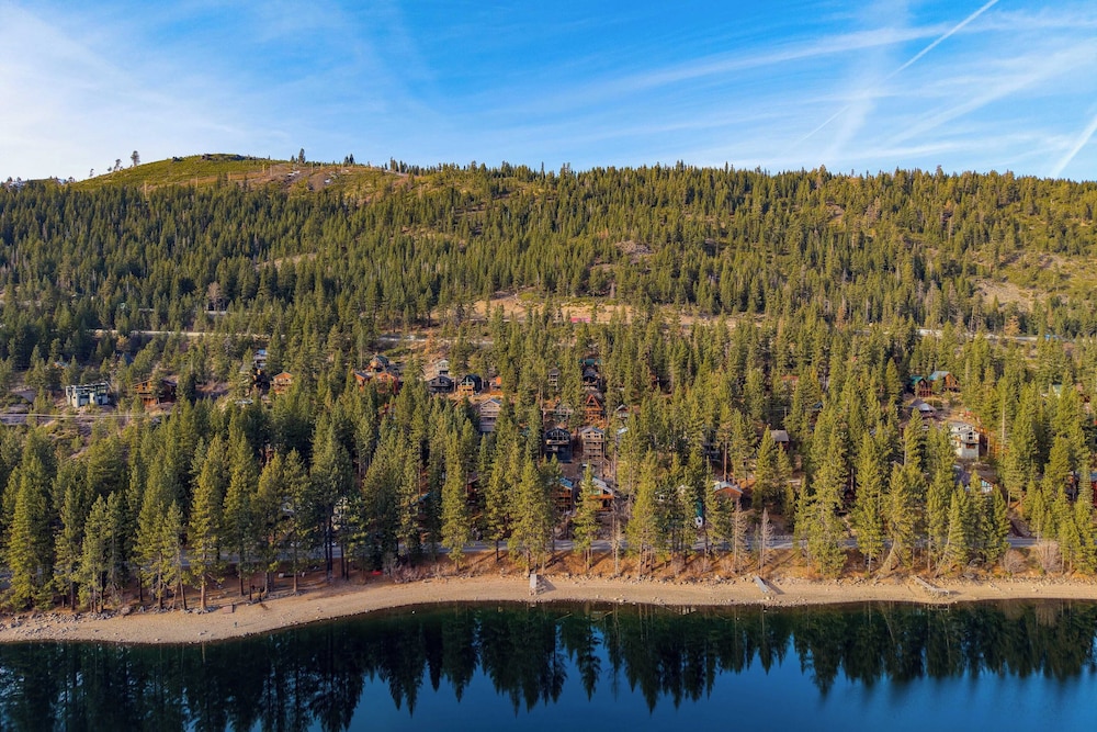 Denton by Avantstay Hot Tub, Deck w/ Fire Pit Near Skiing & Lake!
