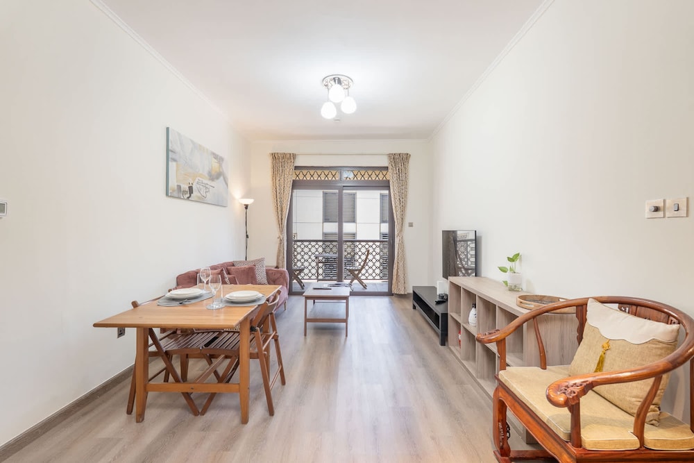 Magnificent 1 BR Apt Situated on a Prime Location