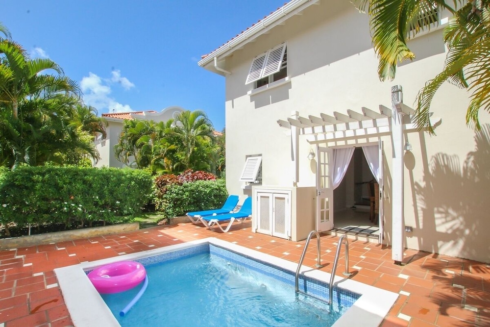 Large Townhouse with Plunge Pool, 3 mins from Beach - Turtle View 2 by BSL Rentals