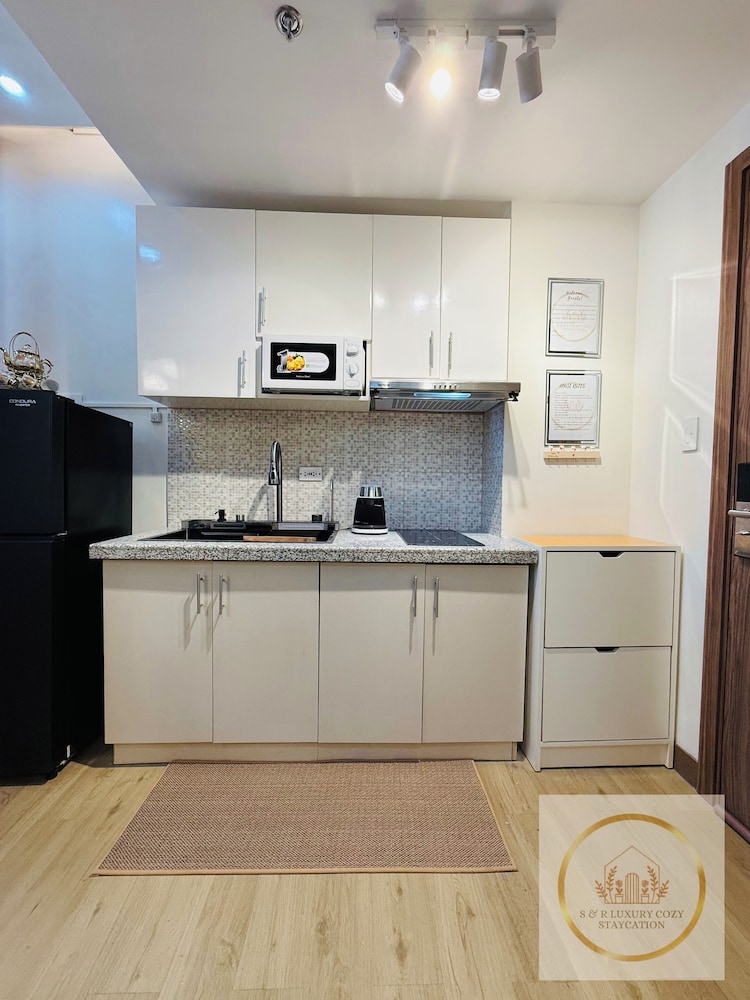S&R Staycation Walk to SM Bicutan, With Karaoke,disney Plus, Netflix, Youtube