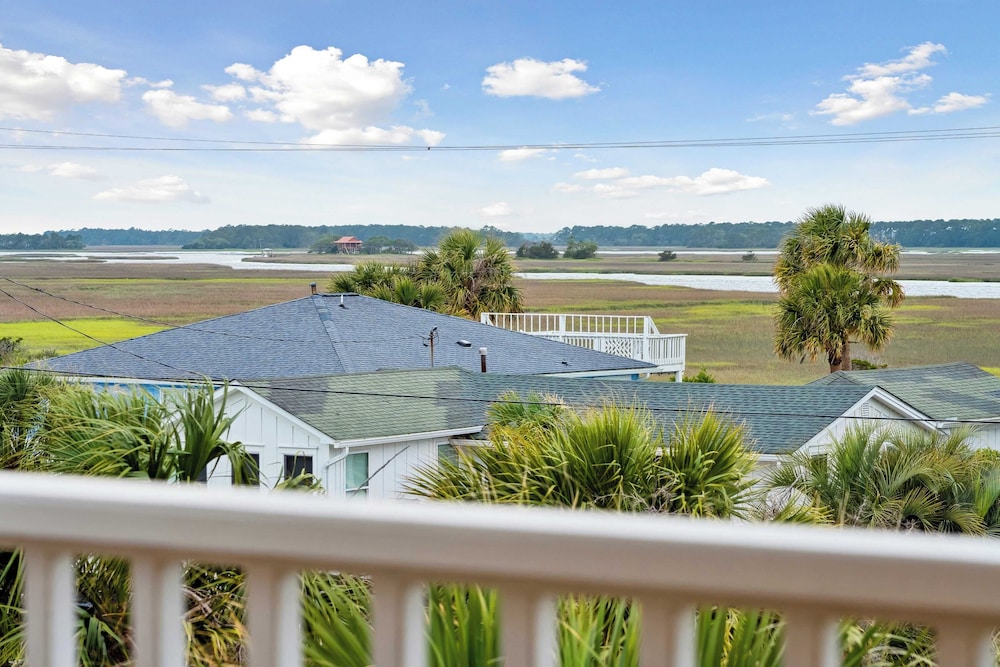 Oceanfront w/ Pool, Panoramic Deck Views, 5bdr Folly Ocean Breeze by Avantstay