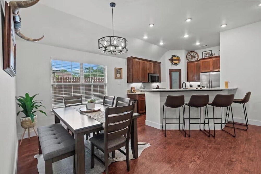 7 min to Stockyards- Cozy & Stylish Home