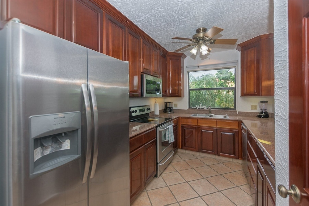 Pineapple Villa 531 2 Bedroom Condo by RedAwning view 4