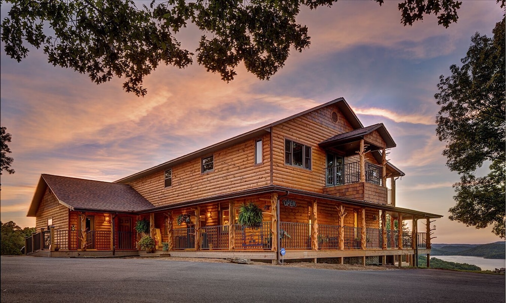 Hotel Lake Shore Cabins on Beaver Lake - Image 1