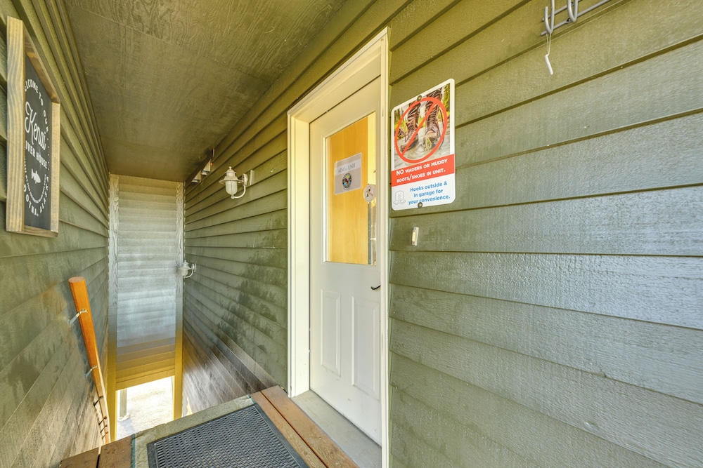 On-site Kenai River Fishing: Soldotna Apartment!