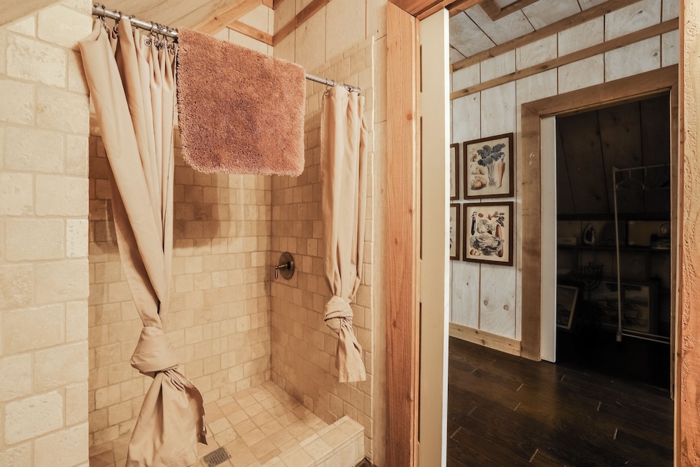 Chic 'tree House' Studio ~ 24 Mi to Bandera!
