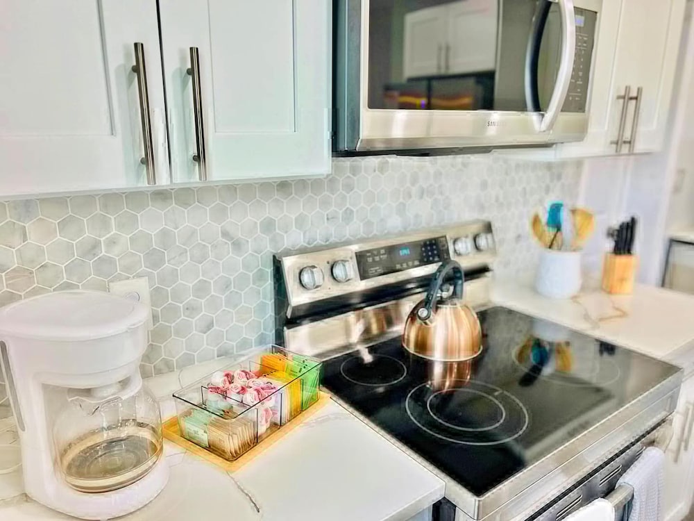 Stylish House w Hot Tub Close to Beach Stadium