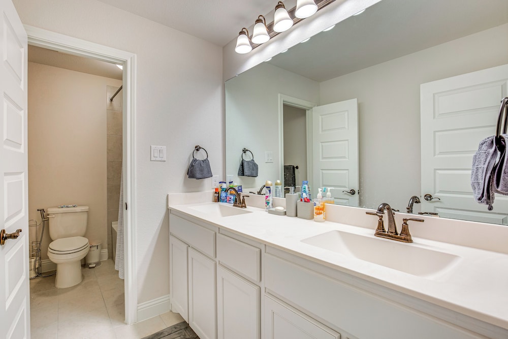 6 Mi to Lake Lewisville: Chic Retreat in Frisco!