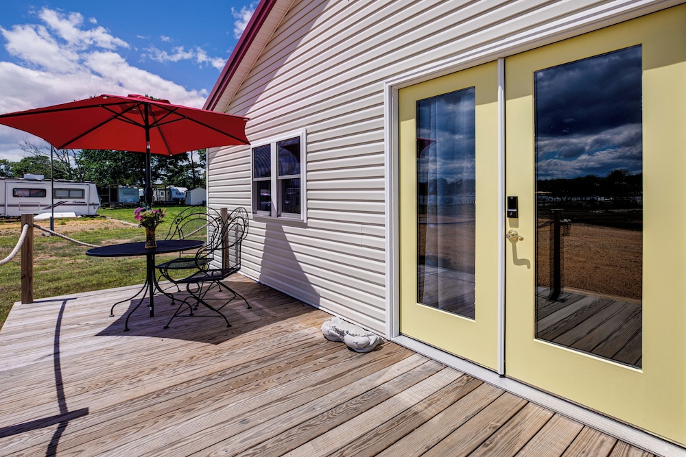 Dock Access: Waterfront Cottage in Avenue!
