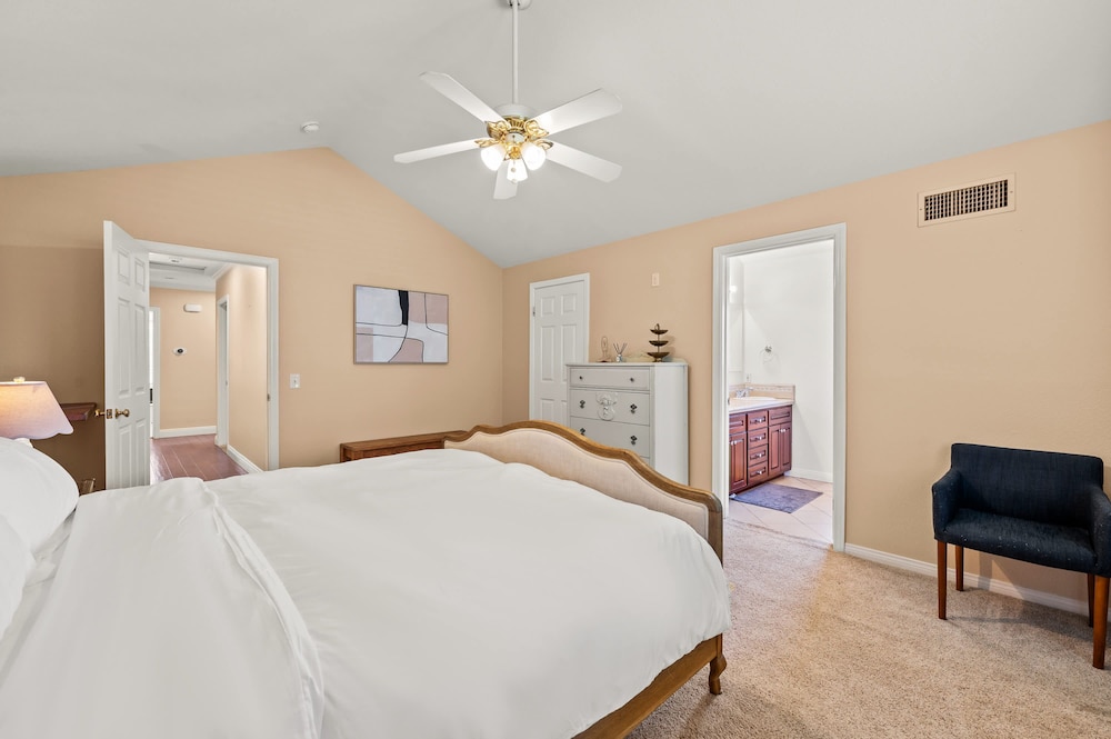 Master Bedroom With King Bed Central Location