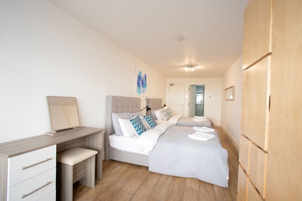 Rest & Recharge Regents Court 3bed 2bath view 3