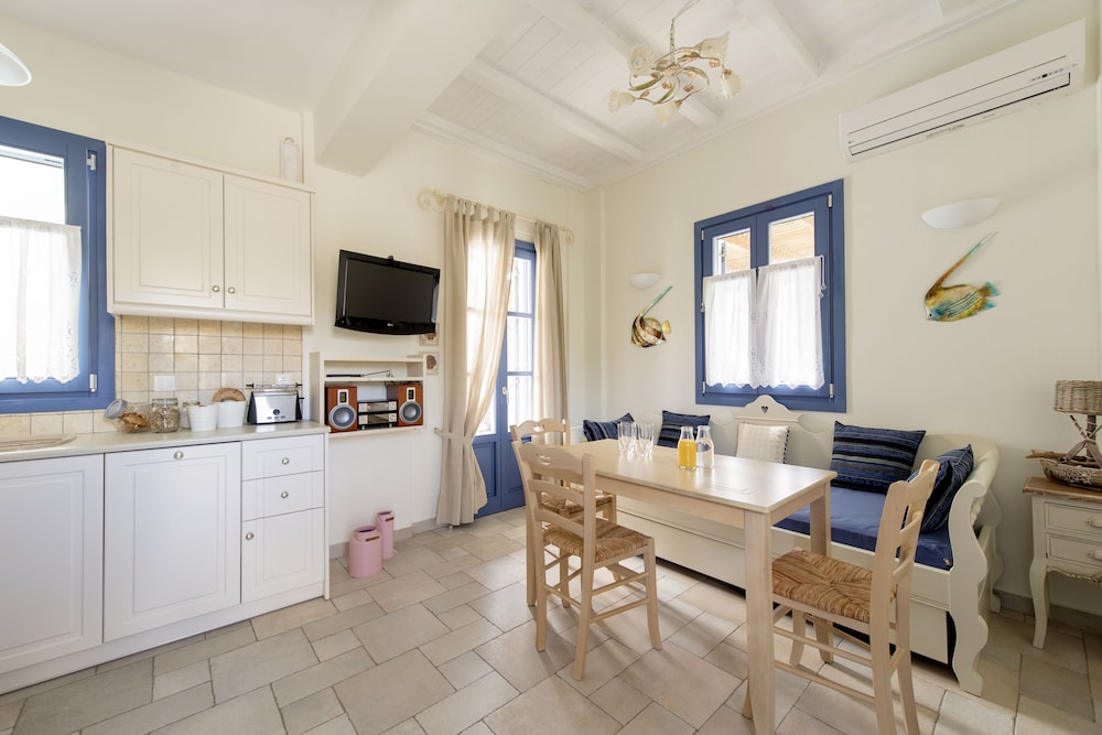 Earino Suites & Villas