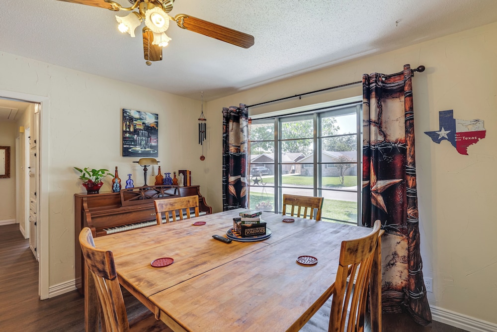 Home w/ Backyard Oasis < 7 Mi to At&t Stadium!