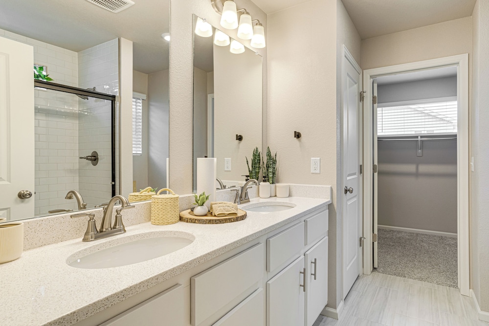 13 Mi to Dtwn Denver: Spacious Home w/ Balcony!