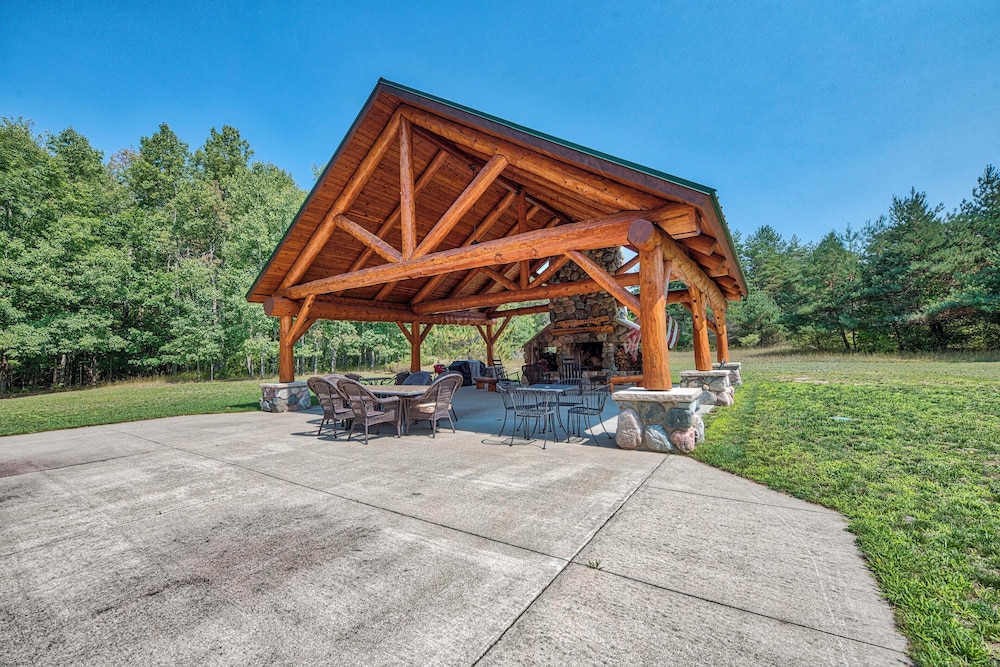 Deck + Beach Access: Lakefront Cabin in Levering!