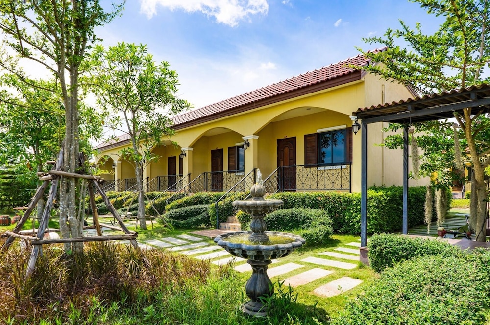 Hotel Sierra View Resort - Image 1