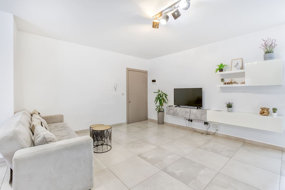 Central Msida Modern Bright Comfortable