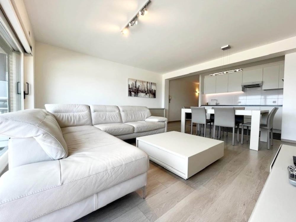 Stylish Flat With Sea Views