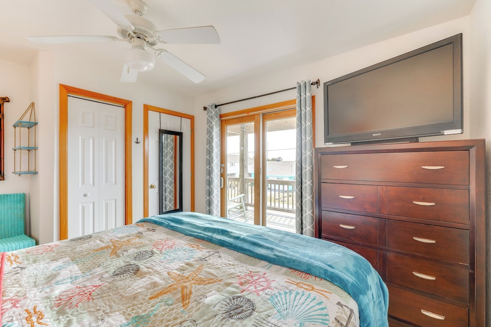 Walk to Pier: Spacious Coastal Home!