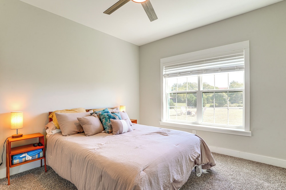 5 Mi to Lake Anna State Park: Modern Family Home!