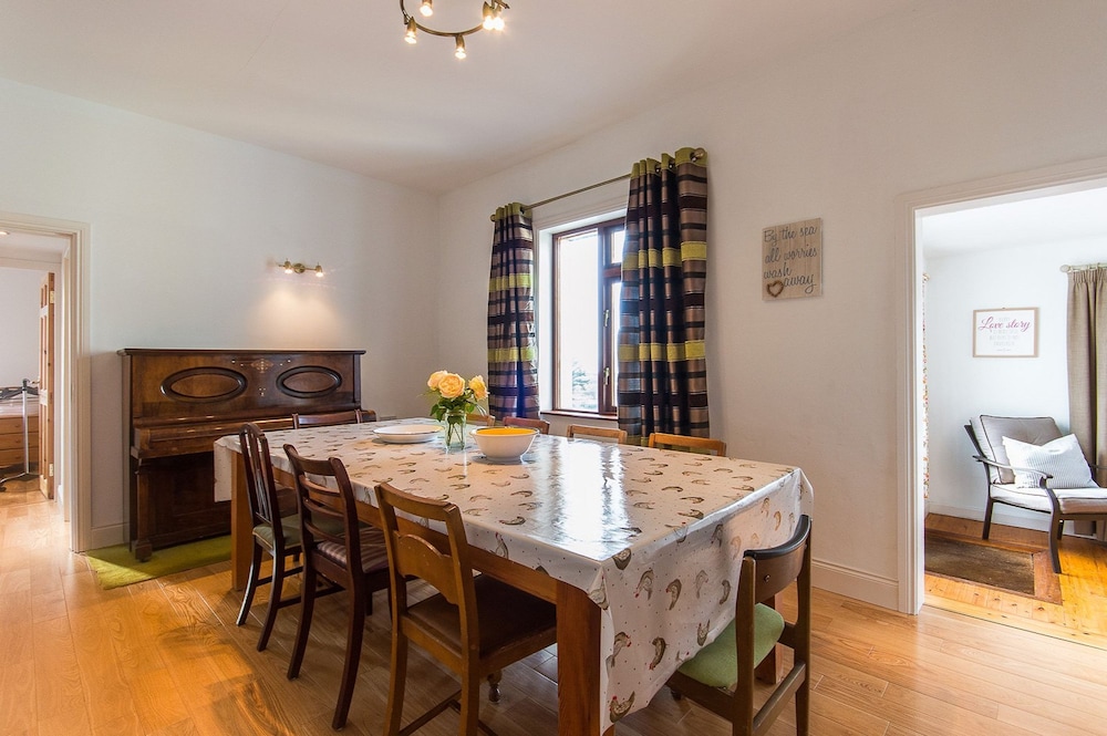 Family Beach House Located Within a Short Stroll of Waterville