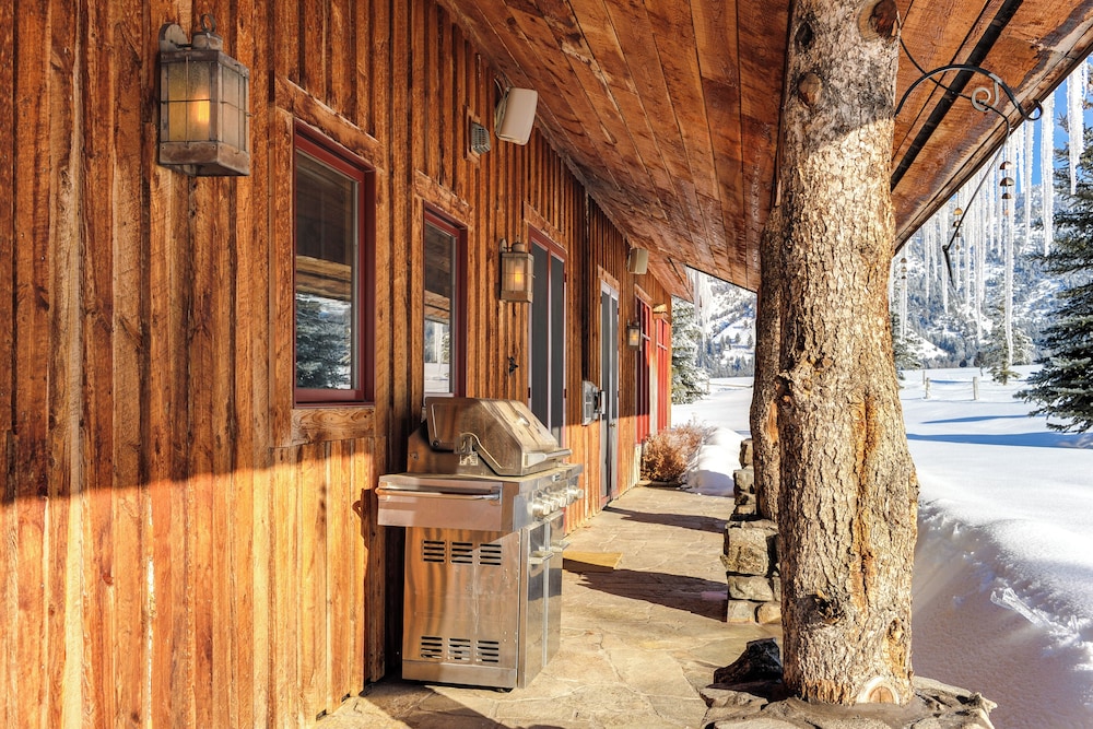 On 20 Scenic Acres: Mtn Retreat in Star Valley