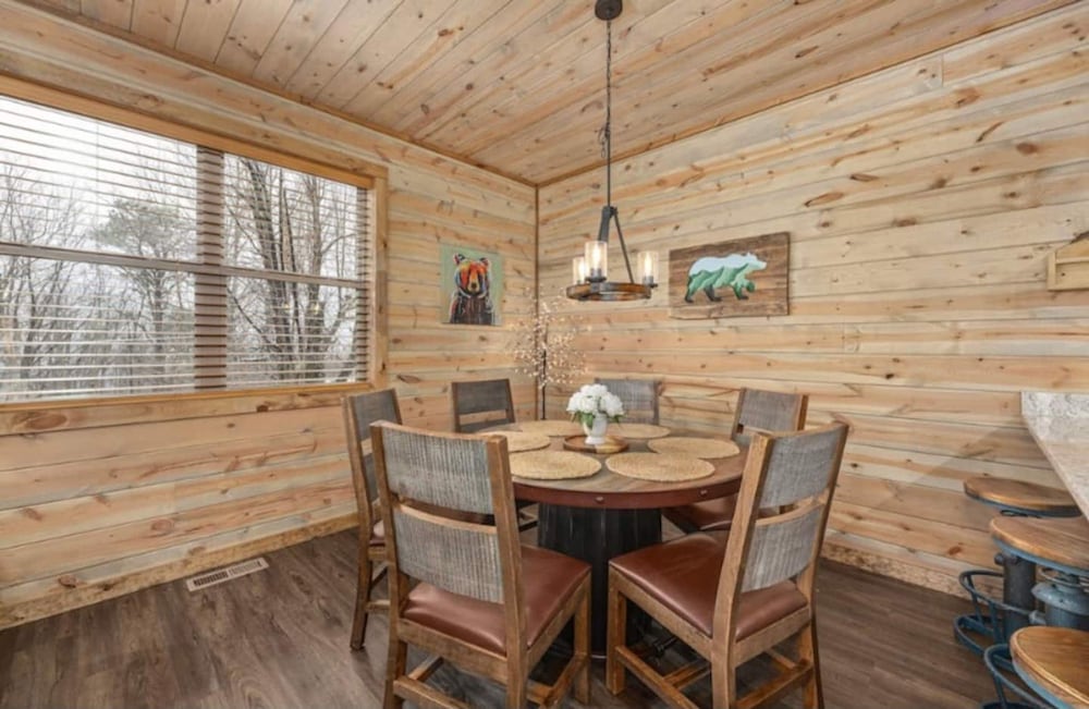 Lux Cabin Smoky Mtn View Dog Friendly Hot Tub
