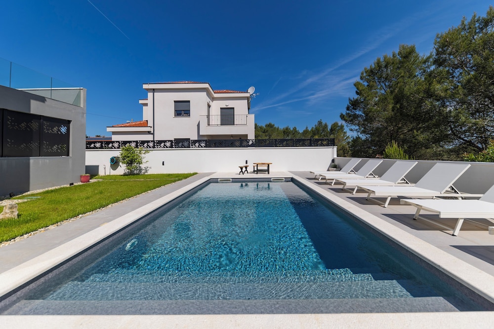Alba Family Home