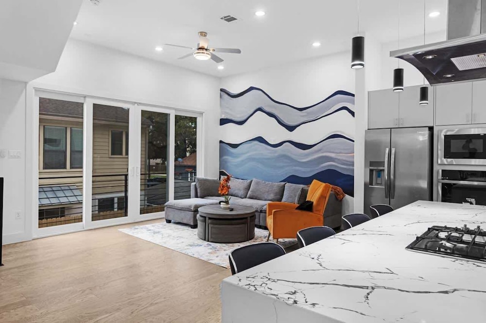 Houston 6 Bedroom Home
