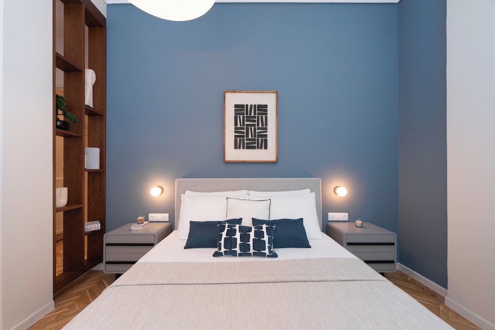 Spacious & Stylish Athens Apartment - Walk To Metro