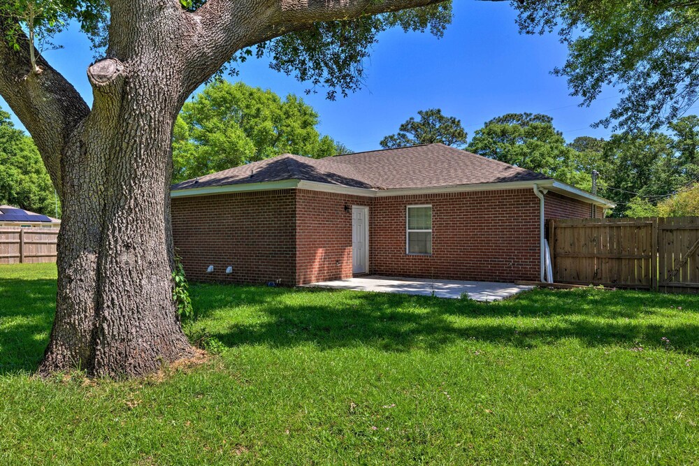 Dog-friendly Pensacola Duplex ~ 7 Mi to Downtown view 2