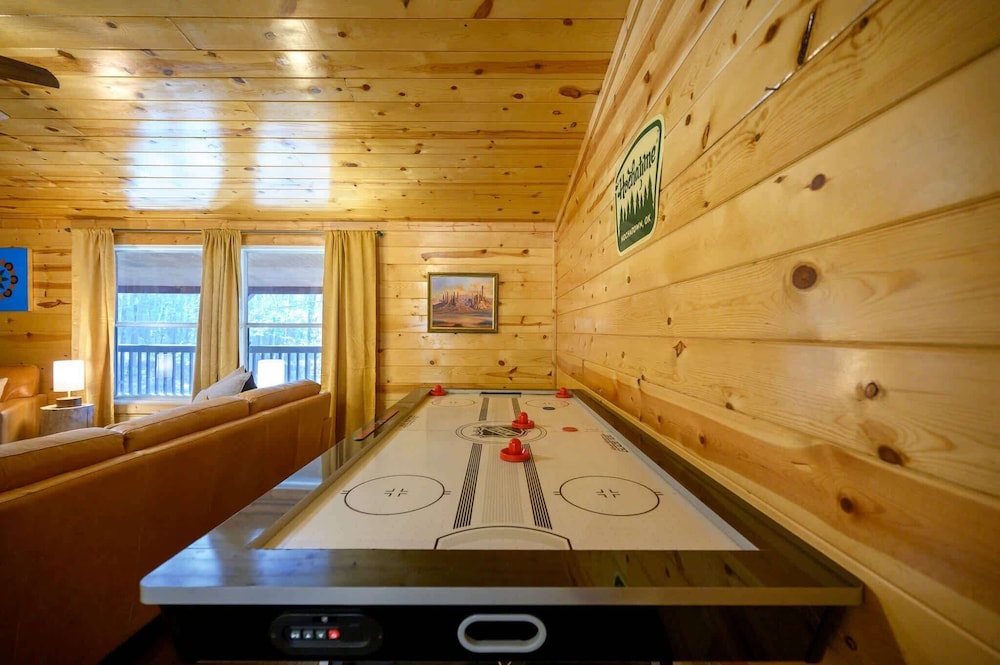 Outlaw Rose Cabin for 8!