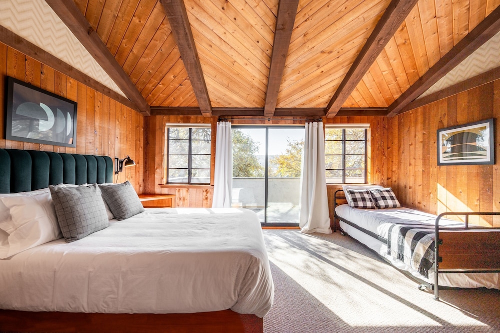 Cathedral by Avantstay Charming Secluded Estate w Sauna Pool Table Views of the Rolling Hills
