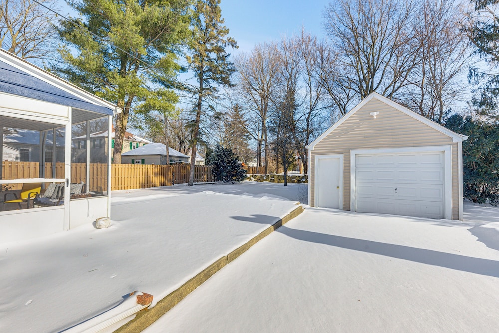 3 Mi to Hospitals: Inviting Rockford Home w/ Yard!