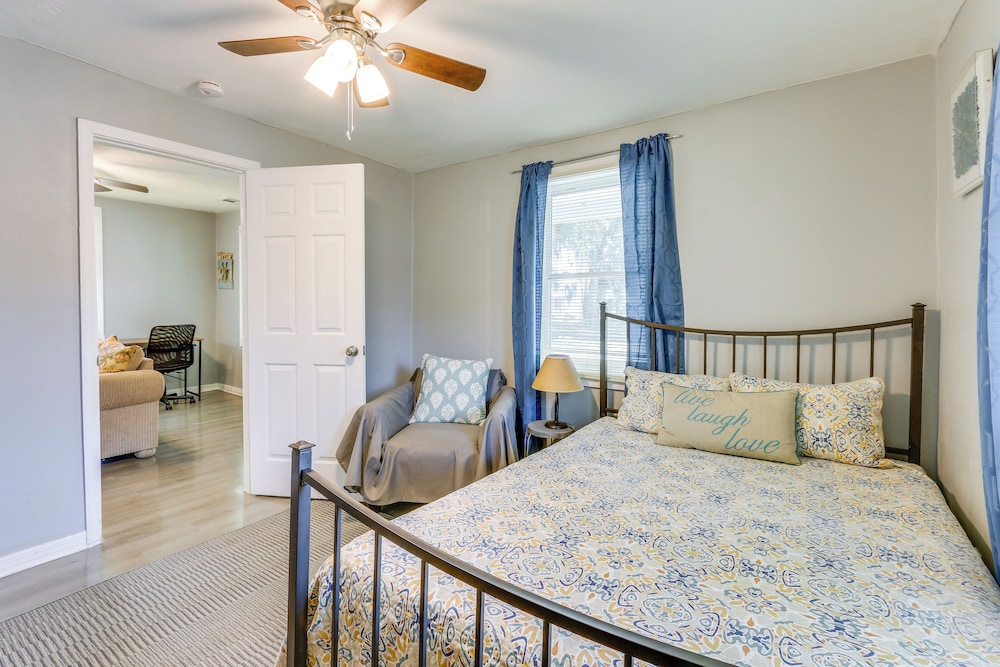 Beachy Home in Heart of Beaufort w/ Pool Access
