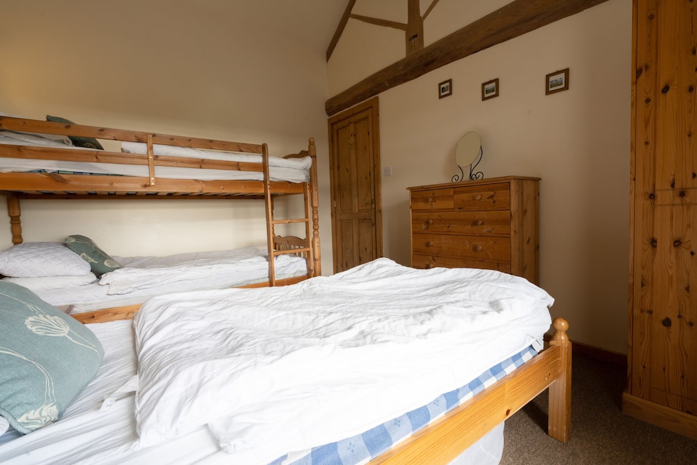 Hulmes Vale House - Sleeps 14 - Peak District view 2