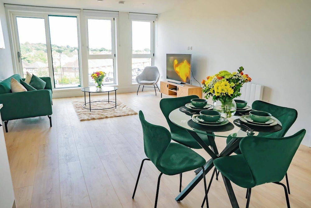 Tranquil London Apartment Near Coombe Hill House — London